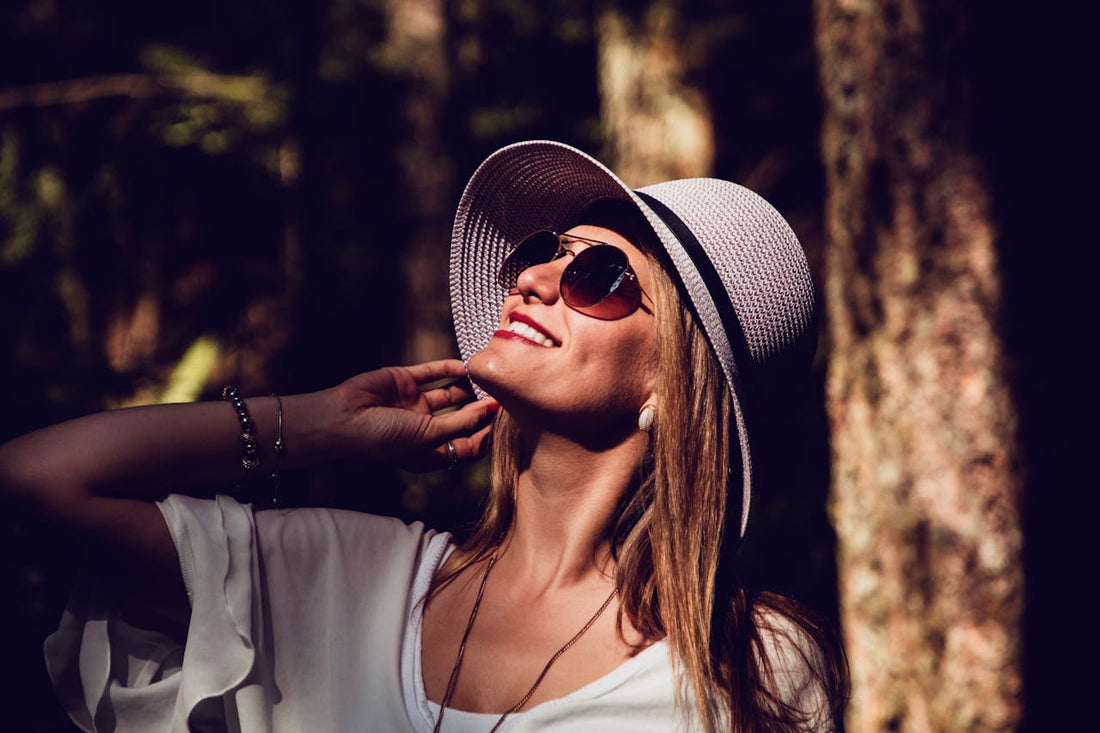 selbstbwsusste-frau-mit-hut-und-sonnenbrille